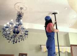 Как помыть глянцевый натяжной потолок без разводов?