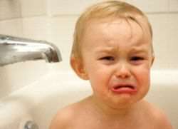 Почему ребенок плачет после купания?