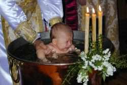 Можно ли крестить ребенка во время месячных?