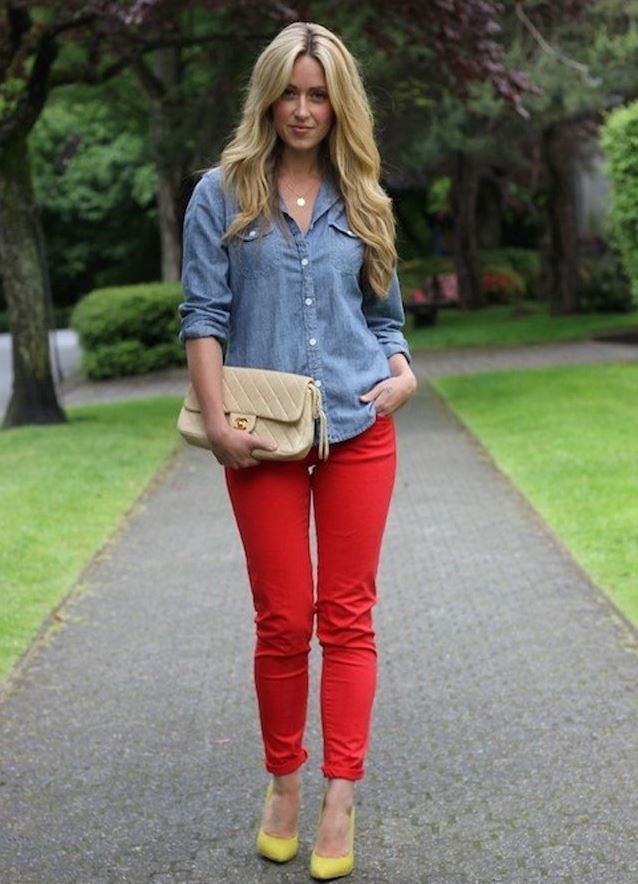 С чем носить красные брюки летом?