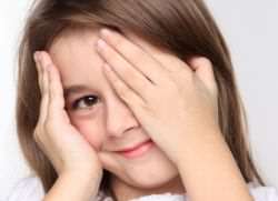 Почему ребенок часто моргает глазами?