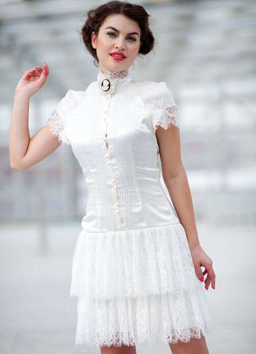 Летнее белое платье с кружевом