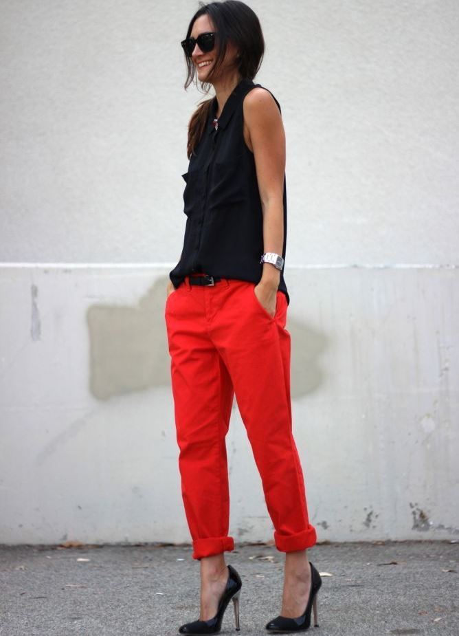 С чем носить красные брюки летом?