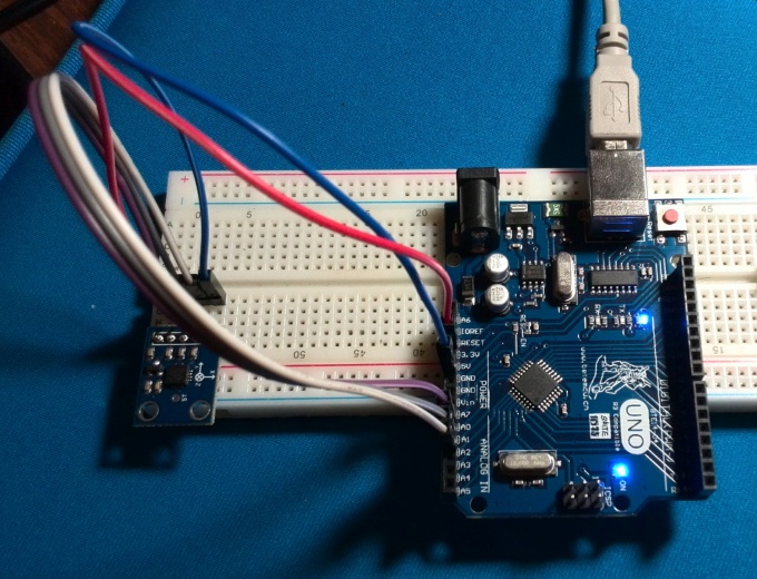 Аналоговый акселерометр ADXL335 подключён к Arduino