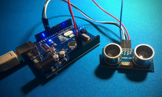 Arduino с подключённым ультразвуковым дальномером HC-SR04