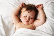 Сколько спит ребенок в 6 месяцев?