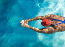 Как научиться плавать взрослому человеку самостоятельно?