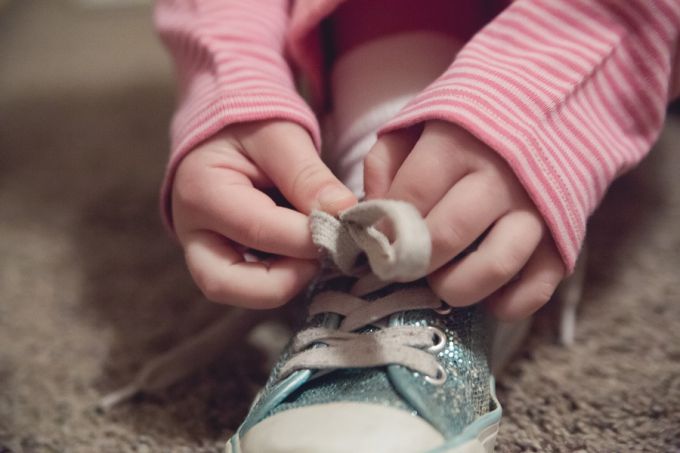 Научить ребенка завязывать шнурки можно с помощью занимательных игр