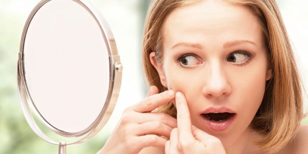 Прыщи на щеках у женщин - причина возникновения сыпи на лице