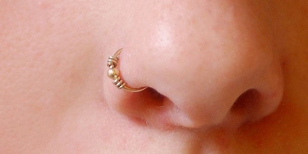 Пирсинг носа - как выбрать кольцо или сережку, как прокалывают крыло или септум, цена и последствия