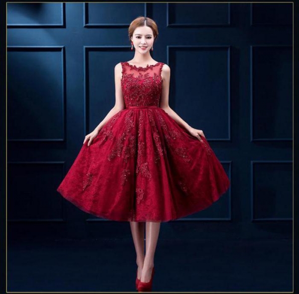 Красное кружевное платье: кому подходит и с чем носить