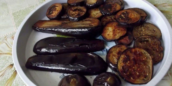 Жареные баклажаны на сковороде - как готовить с чесноком, помидорами, сыром или в кляре