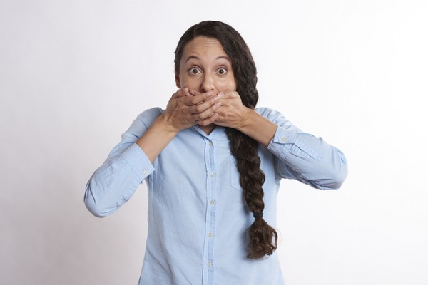 Какова причина запаха изо рта и что делать