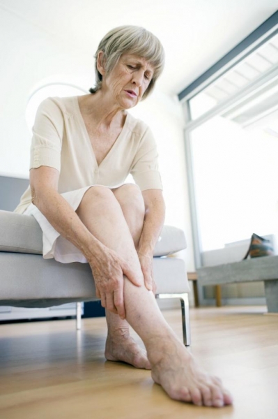 Слабость в ногах: причины, симптомы и особенности лечения