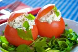 Фаршированные помидоры с сыром и чесноком - рецепт