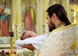Когда можно крестить ребенка после рождения?