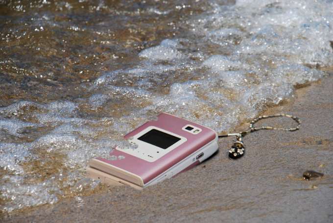 Как спасти телефон, если он упал в воду