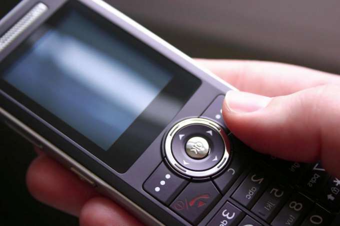 Деньги с телефона могут снимать за использование платных услуг