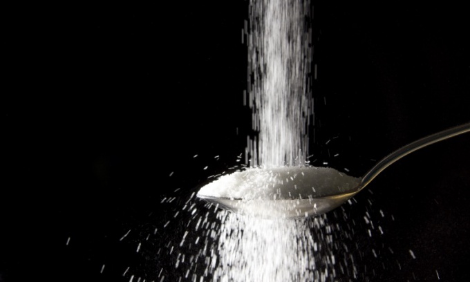 Народные приметы: к чему рассыпать сахар и соль