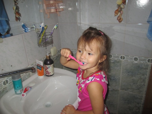В четыре года ребенок должен уметь чистить зубы