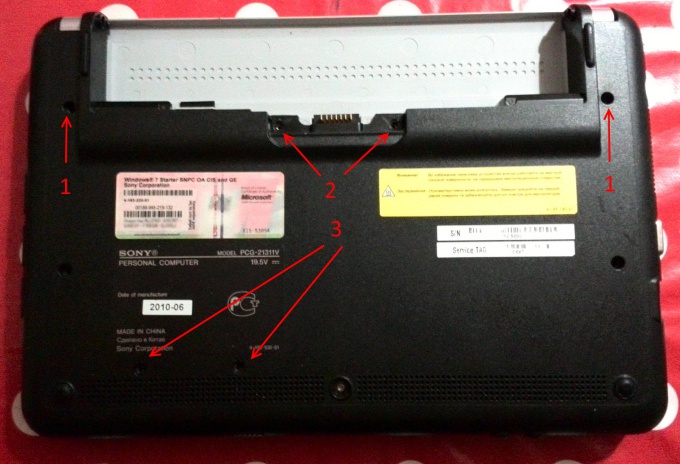Выкручиваем винты на нижней части нетбука Sony Vaio PCG-21311V