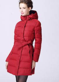 Женская зимняя куртка с капюшоном на синтепоне