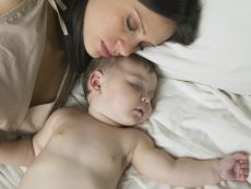 Можно кормить ребенка, если у мамы температура?