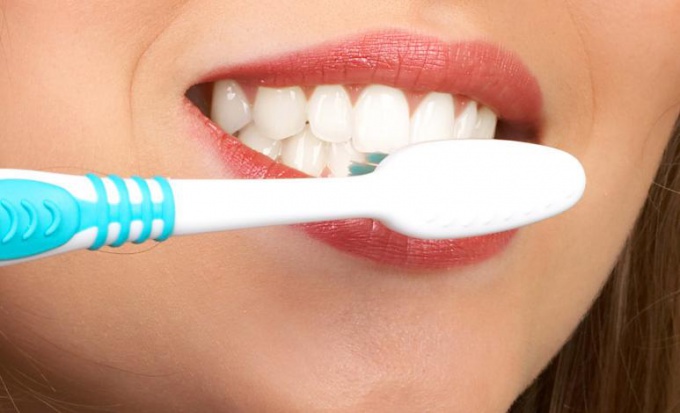 Почему не стоит слишком часто чистить зубы