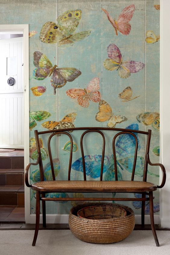 бабочки в квартире на стене