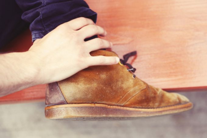 Как очистить замшевую обувь