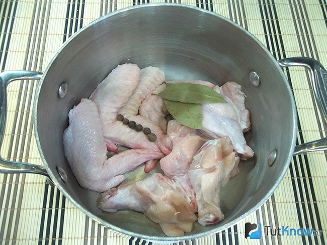 Сколько варить куриные кости. Куриный бульон с крылышком. Куриное филе суп. Холодец из куриных крылышек и бедрышек. Суп с крылом курицы.