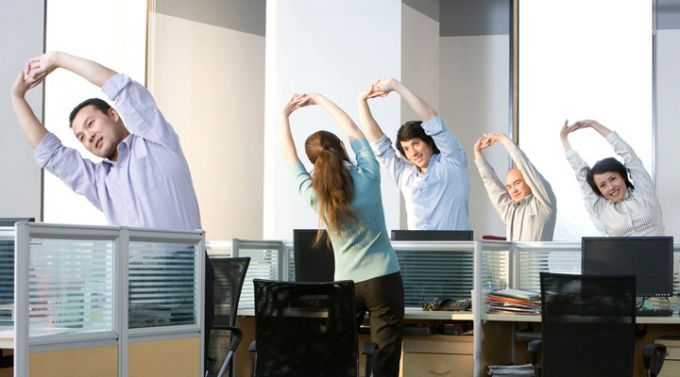 Работая в офисе, можно выполнять несложные упражнения для поддержания фигуры в форме