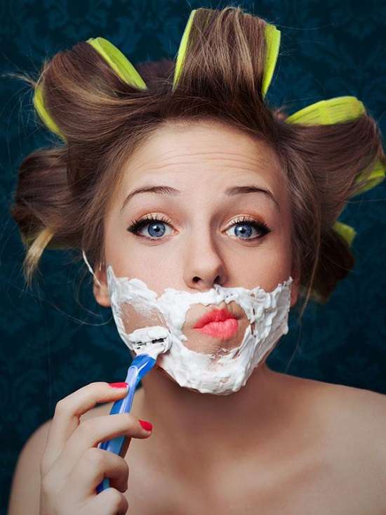 Если в парикмахерской и салоне красоты наша безопасность зависит от косметологов и мастеров, а также нашего внимания к проведению косметических процедур, то дома мы часто наносим вред себе сами. Какие же существуют «подводные камни» у домашних процедур, которые мы проводим практически ежедневно – сушим волосы феном, делаем депиляцию или окрашиваем волосы?