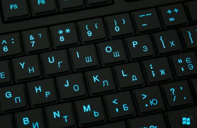 Какую клавиатуру выбрать пользователю - проводную или беспроводную?