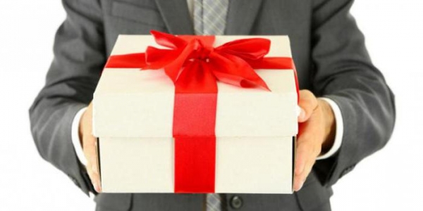 Деловые подарки для женщин и мужчин. Правила выбора и вручения делового подарка