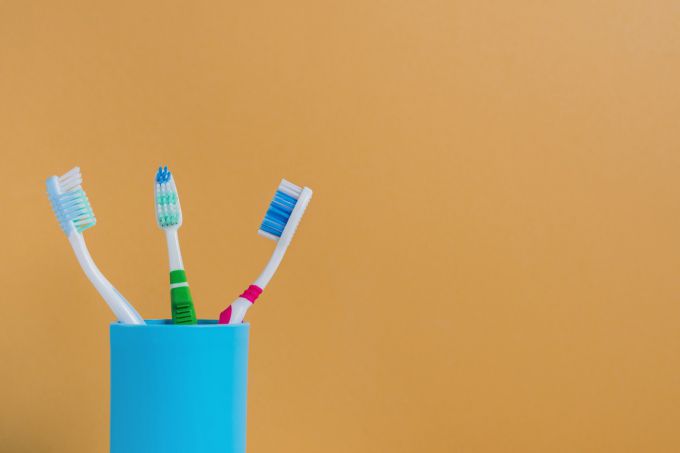 Как выбрать зубную щетку для чувствительных десен