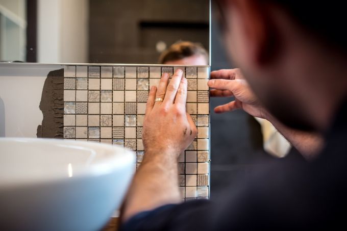Как выложить мозаику в ванной своими руками
