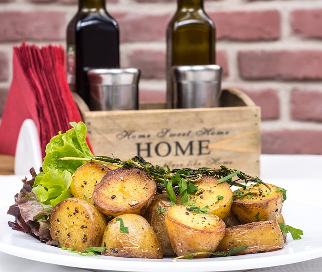 baked-potatoes-2157201_640