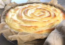 Апетитна шарлотка із заварним кремом