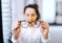 Лікар пояснив, що пов’язує плоскостопість і короткозорість