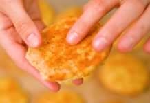 Рецепт дуже швидкого яблучного печива — м’яке, ніжне, просто тане в роті (відео)