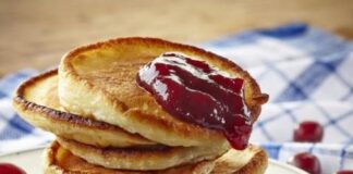 Панкейки з джемом