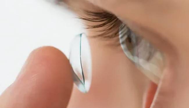 Связь контактных линз связаны с сухостью глаз