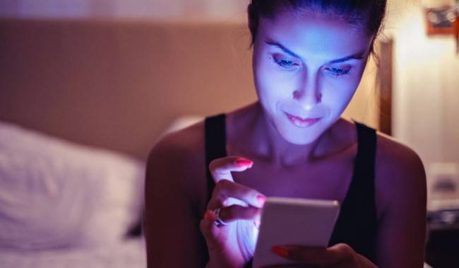 Как синий свет от гаджетов влияет на глаза