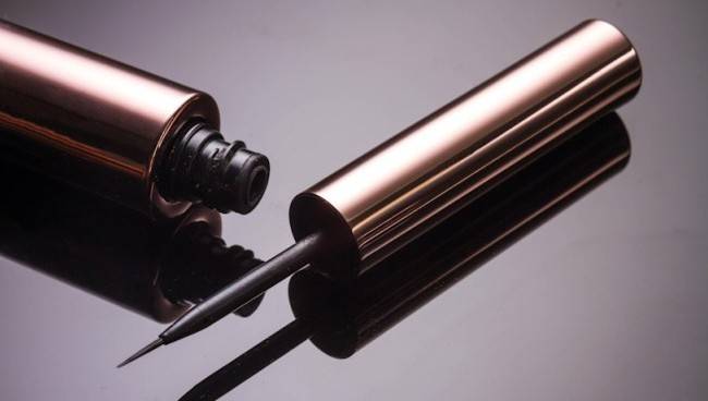 Как нанести жидкую подводку для глаз за 6 шагов