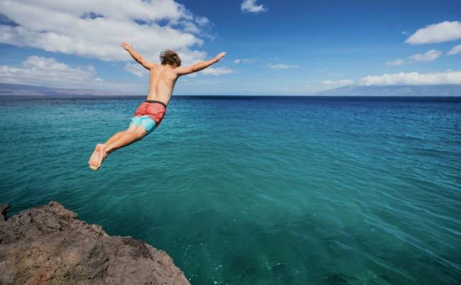 Опасности ныряния при купании