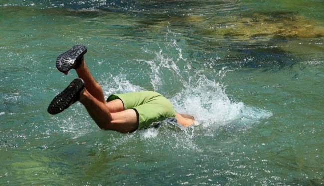 Опасности ныряния при купании