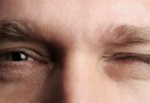 Чому відбувається посмикування повік