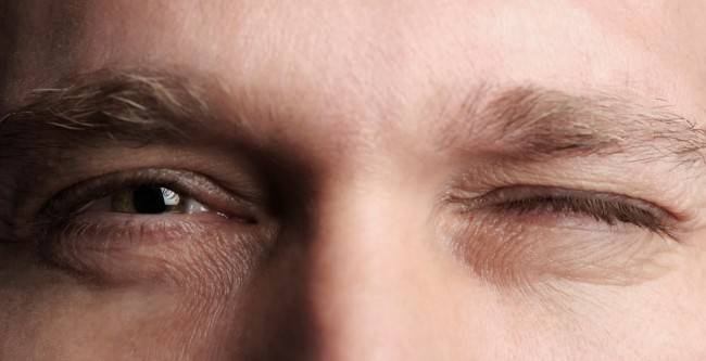 Почему происходит подергивание век