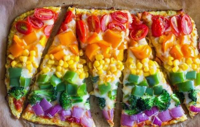 Радужная овощная пицца на основе нута и цветной капусты
